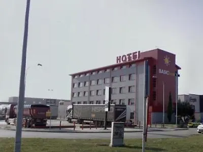 Basic Hotel